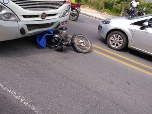 [Vídeo] Motociclista cai e fica com a cabeça embaixo de coletivo na Leste-Oeste