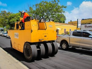 Prefeitura executa recapeamento na Rua Epaminondas Gracindo