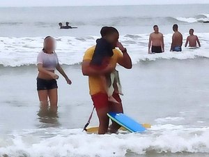 Bombeiro se emociona e chora ao salvar criança de 4 anos que se afogava