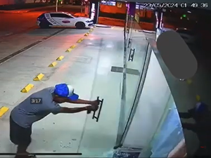 [Vídeo] Criminoso quebra vidraça e invade loja de roupas na Jatiúca