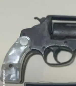 Homem foge para área de mata após confronto com policiais na 'Vila do Carlinhos Maia'