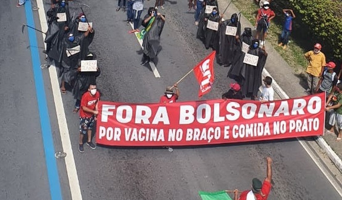 [Vídeo] Manifestantes realizam ato contra Bolsonaro em Maceió