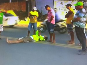 Motociclista perde o controle do veículo, atropela cão e fica ferido