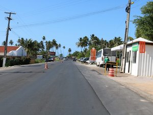 Mulher é acusada de agredir homem e veículos de turismo em Maragogi