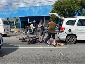 [Video] Acidente entre carro e moto deixa jovem ferido na Av. Menino Marcelo