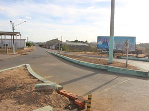 Prefeita de Lagoa da Canoa explica porque derrubou portais da entrada da cidade