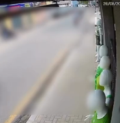 [Vídeo] Mulher é atropelada por motocicleta ao atravessar fora da faixa de pedestres