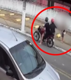[Vídeo] Homem é assaltado em plena luz do dia no São Jorge; câmeras de monitoramento registram a ação