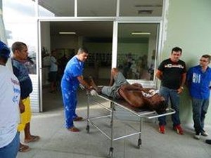 Duas pessoas ficam feridas após acidente com moto