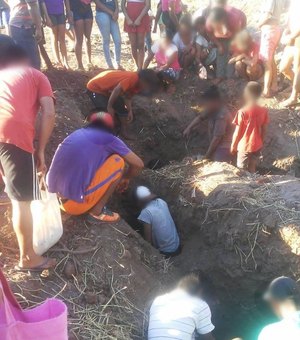 Sem comida, moradores de Porto Iguaçu cavam para pegar 1,2 mil caixas de frango descartadas por órgão sanitário