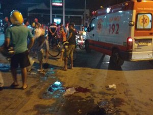 [Vídeo] Motociclista perde controle de moto, cai e é arrastado por carro