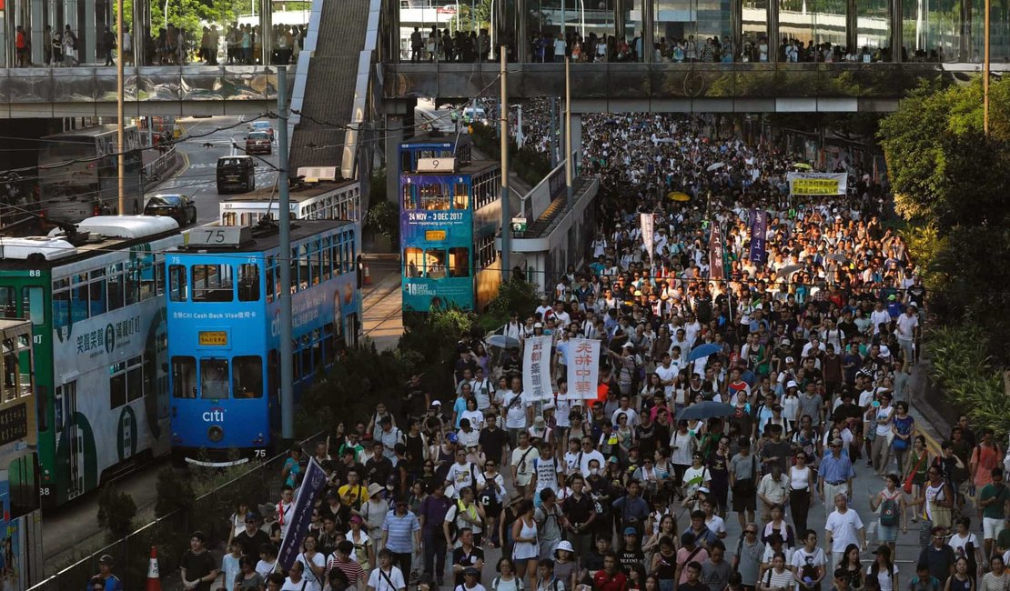 Protestos levam dezenas de milhares às ruas em Hong Kong