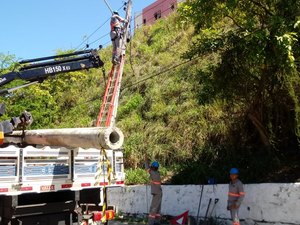 Prefeitura troca poste que estava prestes a cair na Av. Leste-Oeste