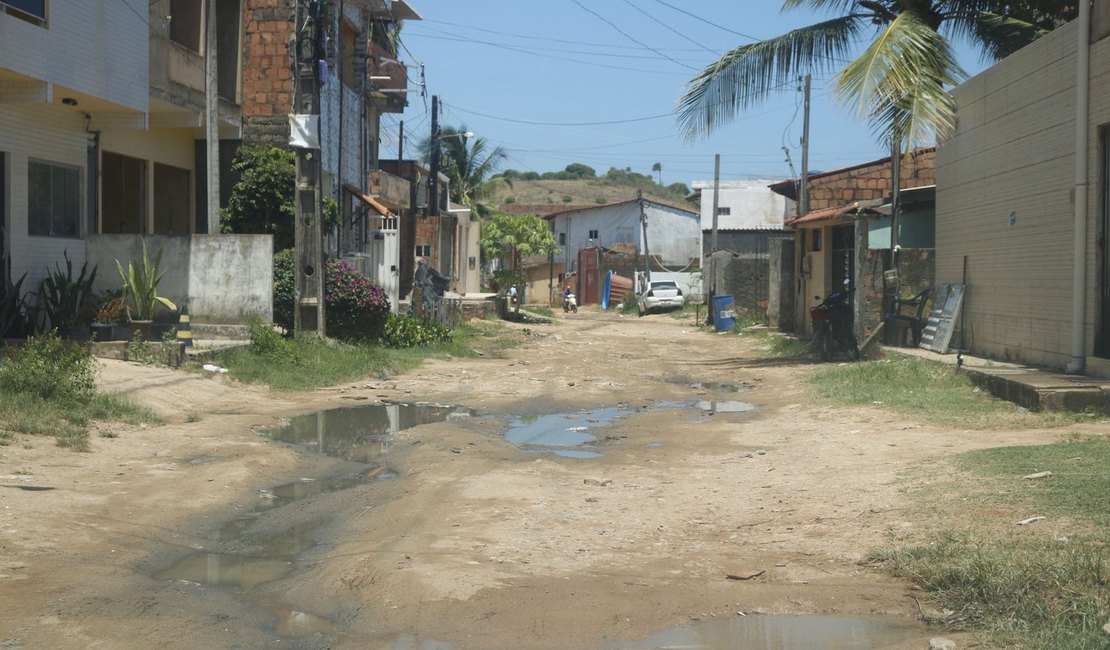 Moradores e comerciantes de Barra Grande, em Maragogi, denunciam empresa por emissão de esgoto