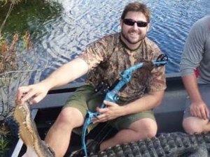 Jacaré gigante arranca antebraço de caçador