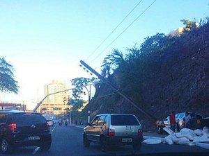Caminhonete bate em poste e estrutura fica pendurada na Avenida Leste-Oeste