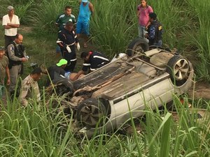 Carro capota na rodovia AL 105 e deixa quatro feridos em Porto Calvo