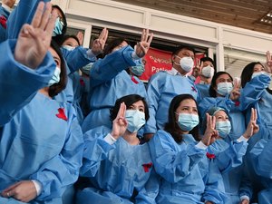 Profissionais de saúde protestam contra golpe de Estado em Myanmar