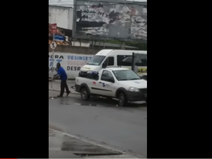 Cansado de esperar, vídeo mostra funcionário de empresa privada tapando buracos em Arapiraca