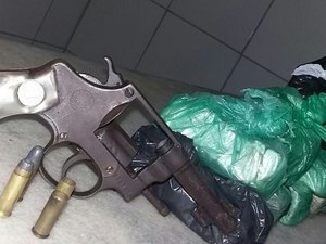Jovem suspeito de tráfico de drogas troca tiros com a polícia, mas acaba detido