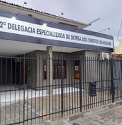 Vizinho ouve pedidos de socorro e homem é preso por violência doméstica em Maceió