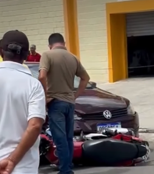 Homem fica ferido após colisão entre carro e motocicleta em Palmeira dos Índios