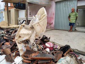 [Vídeo] Pedreiro desempregado tem casa destruída por incêndio e pede ajuda para reconstruí-la em Arapiraca