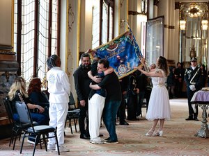Filho de Benito Di Paula recebe bandeira da Águia de Ouro durante velório do pai