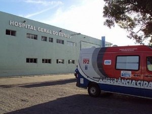 Homens são alvejados a tiros e um deles morre no HGE