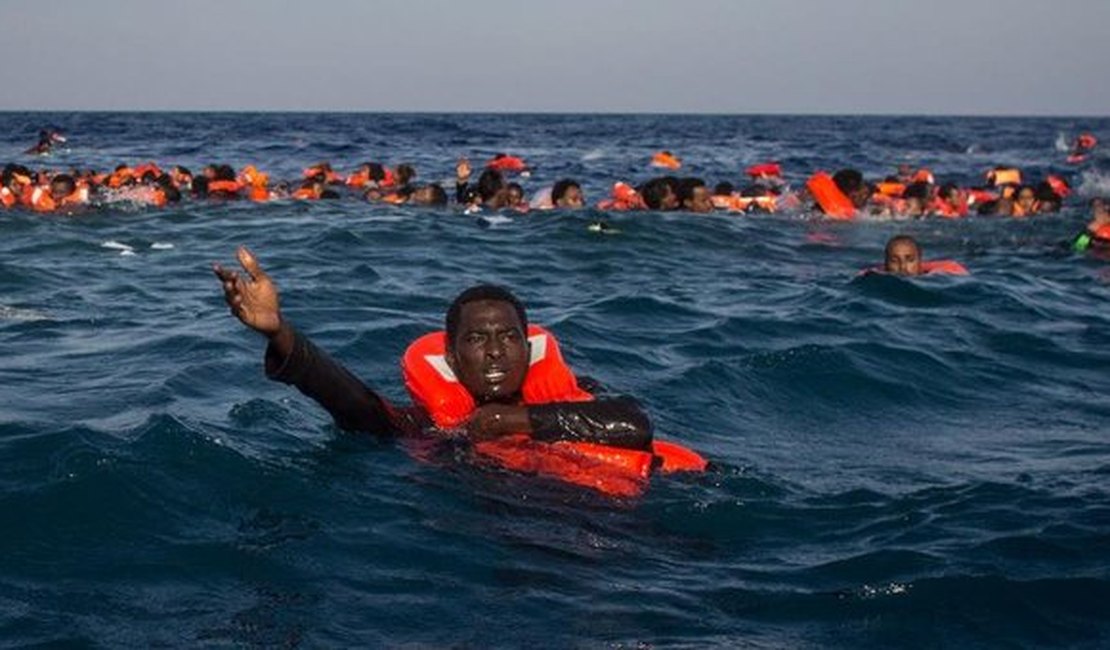 Grécia expulsa refugiados e os abandona em alto mar, diz NYT