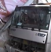 Caminhão perde o controle e causa acidente na Ladeira dos Martírios, em Maceió