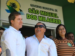 Marx Beltrão entrega ambulância e módulo odontológico em São Miguel dos Milagres