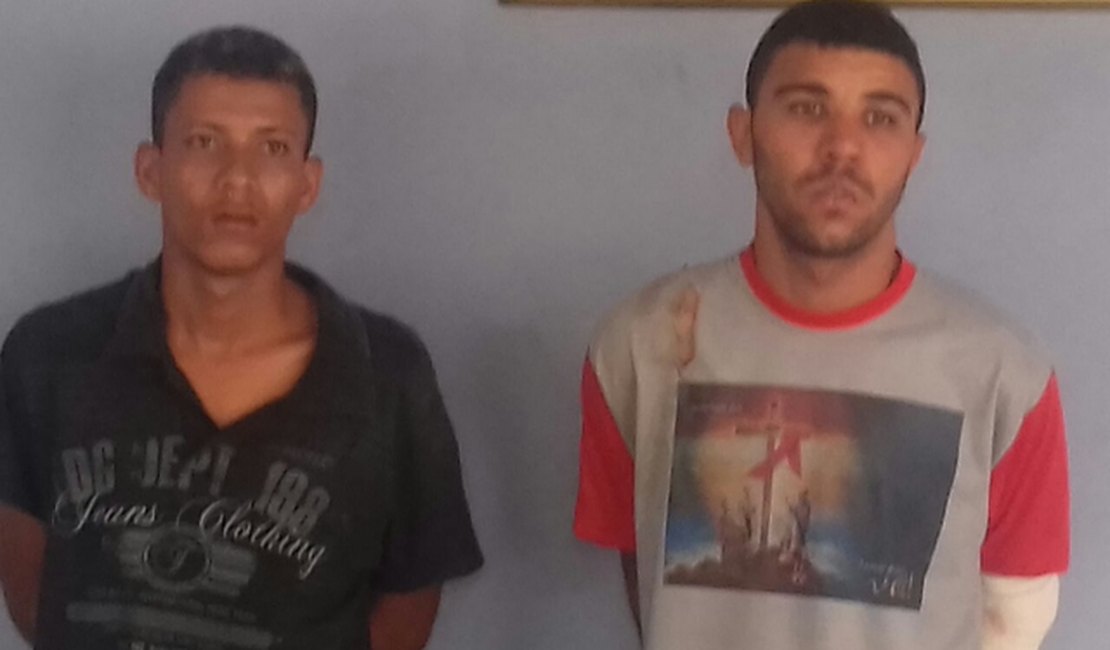 Assaltantes em fuga são perseguidos pela PM, caem da moto e são presos