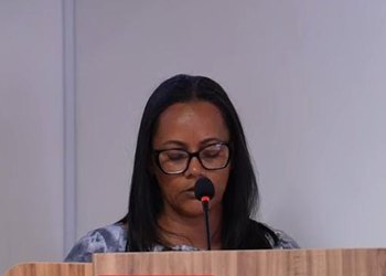 Desesperada, moradora de Messias sobe à Tribuna da Câmara e faz apelo as autoridades para coibir os abusos praticados por casas de shows; “a gente não aguenta mais”, disse ela