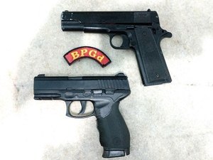 Trio é preso com simulacros de arma de fogo dentro de veículo em Maceió