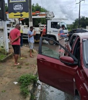 Carro de passeio é atingido por caminhão da Equatorial em rua no bairro Massaranduba