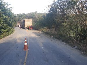 Caminhões se envolvem em colisão na AL-430, em Passo de Camaragibe