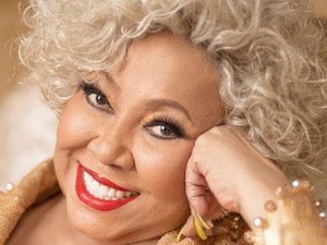 Alcione é submetida a cirurgia na coluna vertebral