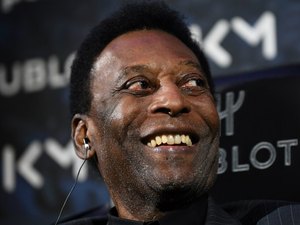 Pelé deverá ficar internado em Paris por mais um ou dois dias, informa assessoria