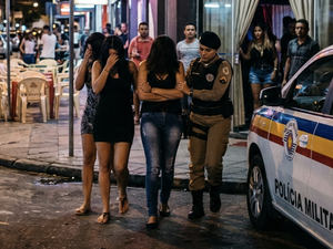 Briga por cliente termina com três mulheres levadas à delegacia em 'cabaré' de Maceió