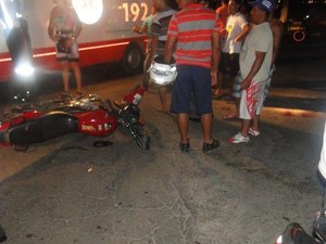 Motociclista fica ferido após acidente com micro-ônibus
