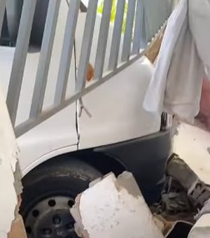 Van desgovernada atinge imóvel após falha nos freios em Viçosa