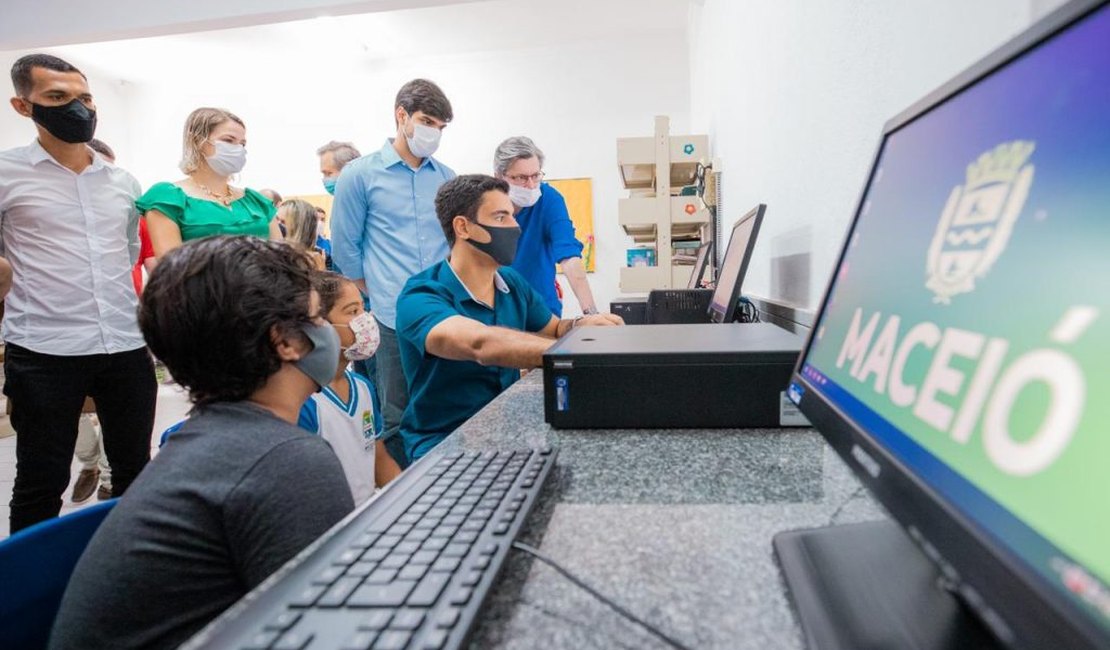 Prefeitura de Maceió entrega 300 novos computadores para escolas