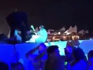 Bell Marques, fã e segurança caem em palco durante festa de Réveillon em Maceió