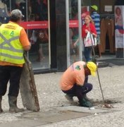 Após denúncias, secretaria conserta buracos em calçadão do centro comercial