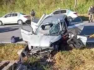 Três pessoas ficam presas às ferragens de carro em acidente na BR-101, em Joaquim Gomes