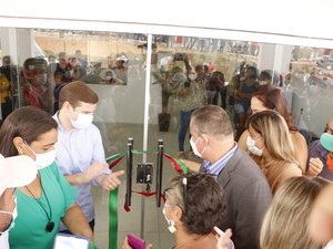 Prefeito inaugura nova UBS e Mercado Público em Jacuípe