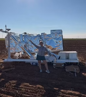 Americana se assusta após 'lixo espacial' cair na sua propriedade, no Texas