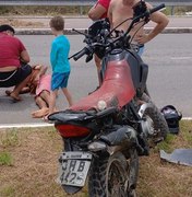 Acidente entre carro e moto deixa homem ferido na Rota do Mar, em Maceió