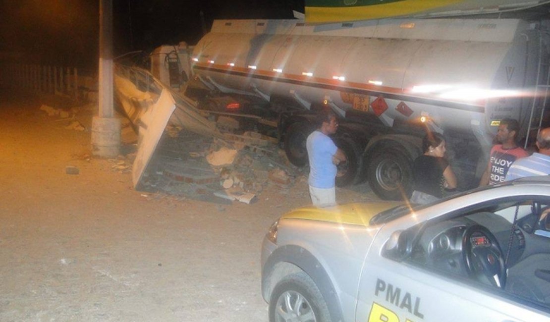 Motorista perde controle da direção e carreta atinge empresa na AL-110